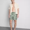 Badeshorts med blomsterprint og snøre i taljen
