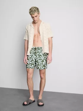 Badeshorts med blomsterprint og snøre i taljen