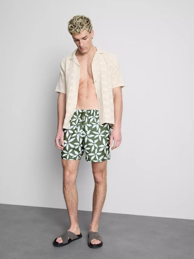 Badeshorts med blomsterprint og snøre i taljen