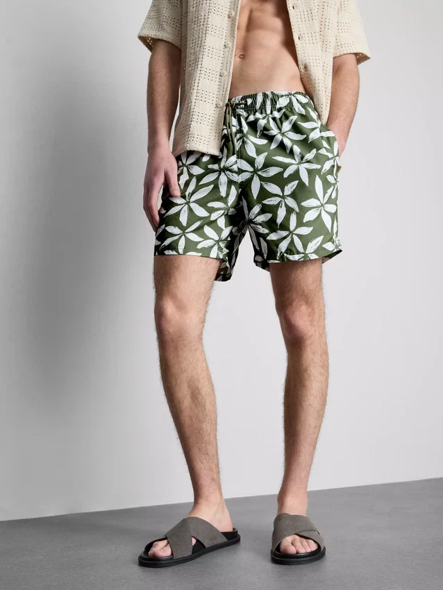 Badeshorts med blomsterprint og snøre i taljen