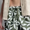 Badeshorts med blomsterprint og snøre i taljen