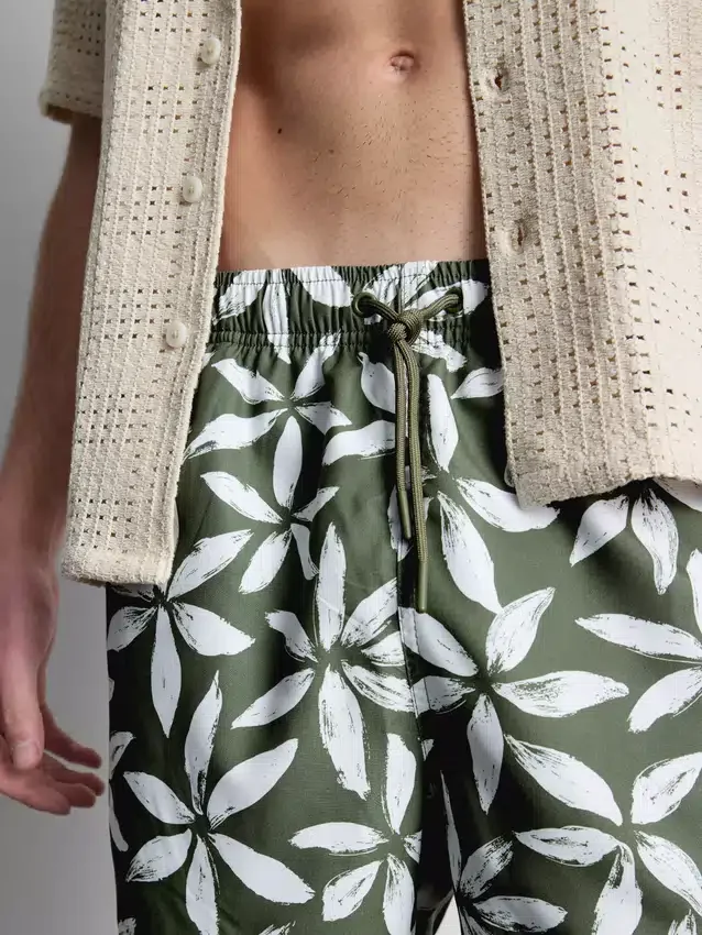 Badeshorts med blomsterprint og snøre i taljen
