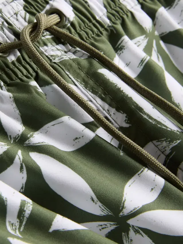 Badeshorts med blomsterprint og snøre i taljen
