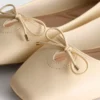 Ballerinasko i imiteret læder med bred pasform og firkantet tå