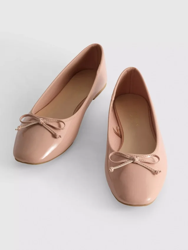 Ballerinasko med sløjfe i imiteret læder