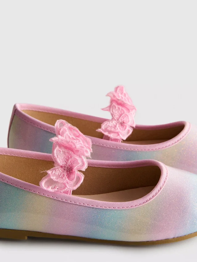 Ballerinasko med sommerfugleapplikation
