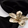 Bikinitop med blomsterdetaljer og dyb udskæring