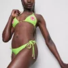 Bikinitop med perlebesat blomst og trekantform