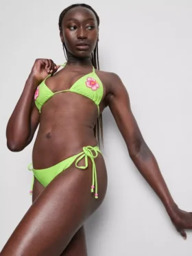 Bikinitop med perlebesat blomst og trekantform