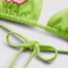Bikinitop med perlebesat blomst og trekantform