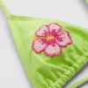 Bikinitop med perlebesat blomst og trekantform