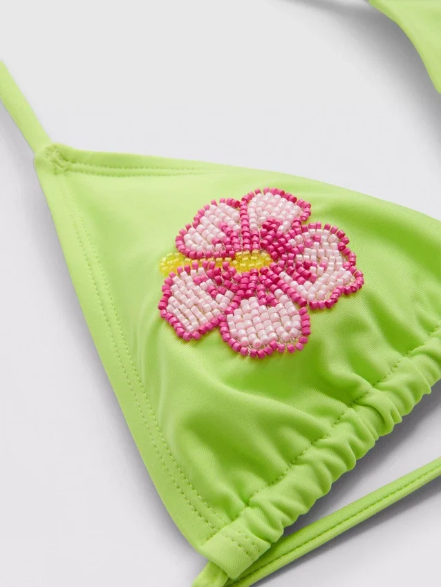 Bikinitop med perlebesat blomst og trekantform