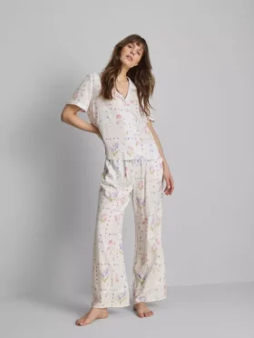 Blomstret pyjamaskjorte med korte ærmer