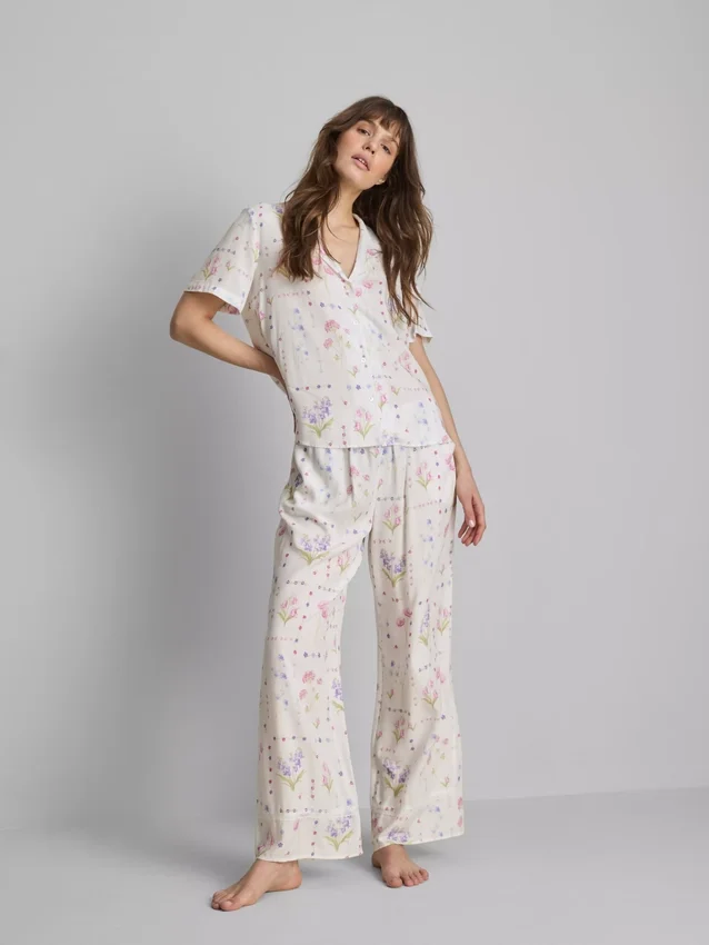 Blomstret pyjamaskjorte med korte ærmer