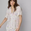 Blomstret pyjamaskjorte med korte ærmer
