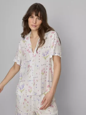 Blomstret pyjamaskjorte med korte ærmer