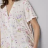 Blomstret pyjamaskjorte med korte ærmer