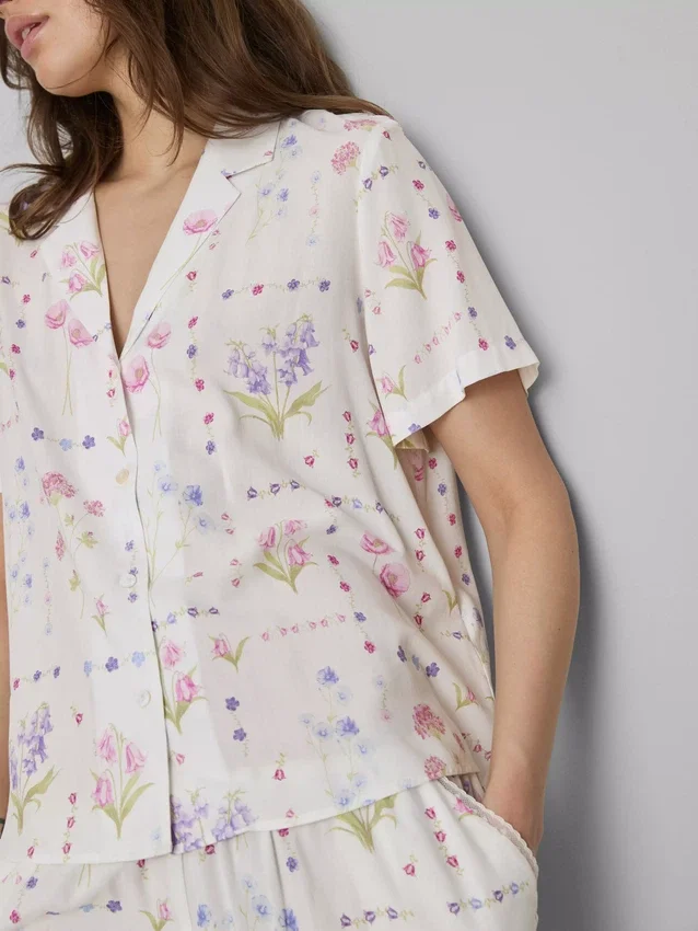 Blomstret pyjamaskjorte med korte ærmer