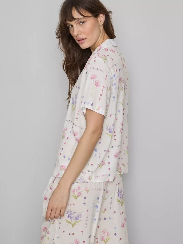 Blomstret pyjamaskjorte med korte ærmer