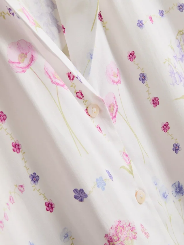 Blomstret pyjamaskjorte med korte ærmer