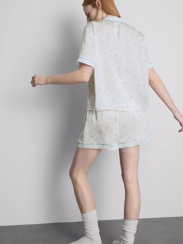 Blomstret satin-pyjamasser i boyfriend-stil