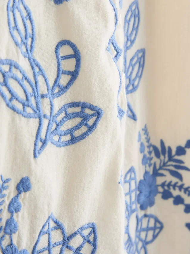 Bluse i bomuld med blomsterbroderi