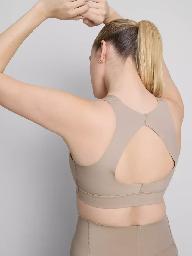 Bodysculpt performance crop-top med udskæringer