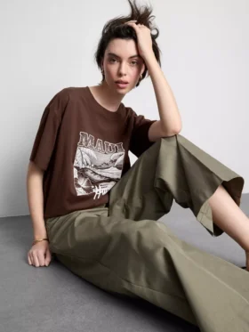 Boksformet bomulds-T-shirt med grafisk print