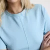 Boksformet T-shirt med sømdetaljer i bomuldsrigt materiale