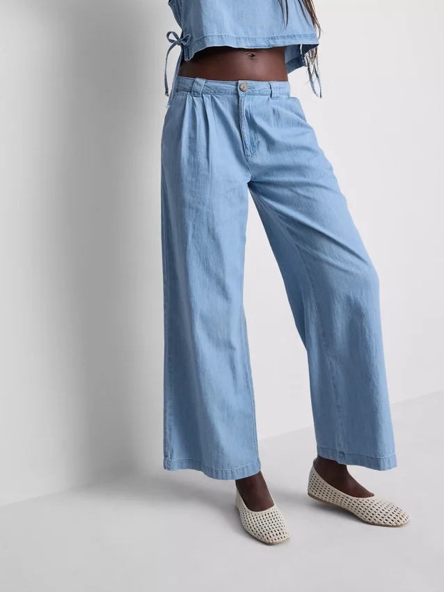 Bredbenede jeans i plisseret bomuldsdenim