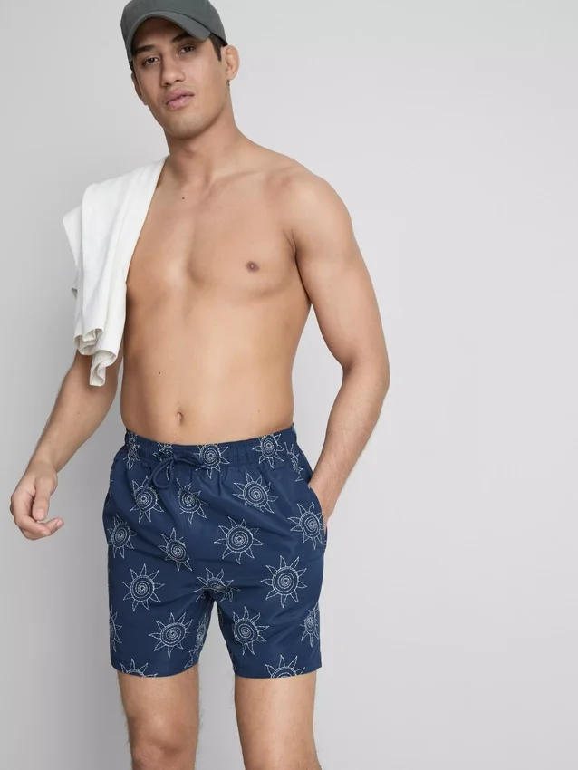 Broderede sol-shorts