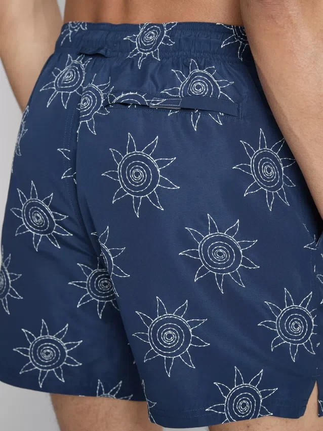 Broderede sol-shorts