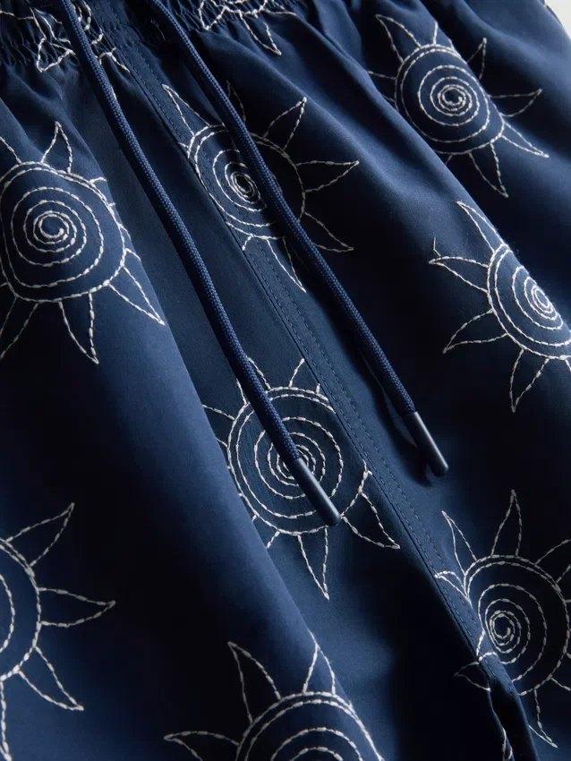 Broderede sol-shorts