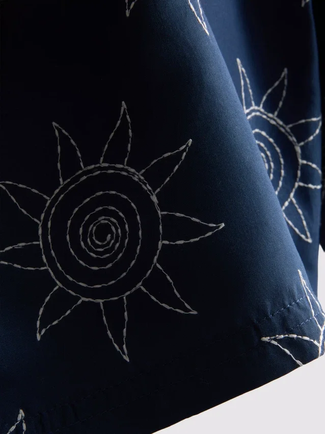 Broderede sol-shorts