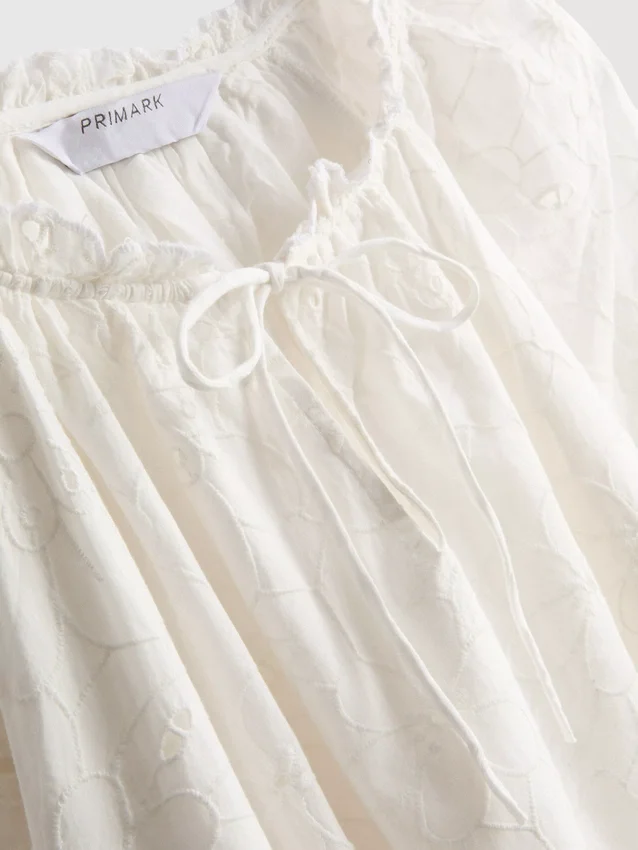 Broderet bluse med ballonærmer