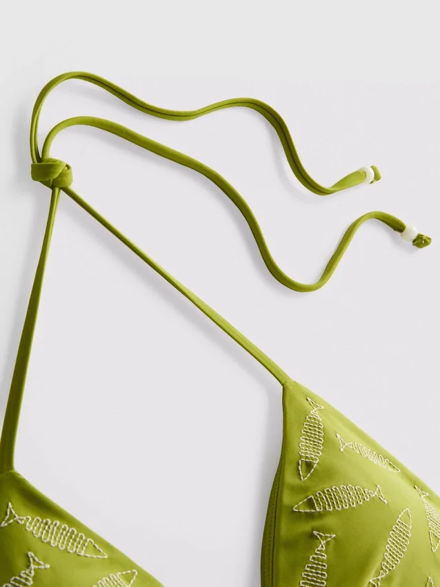 Broderet trekantet bikini-top med fiskemotiv