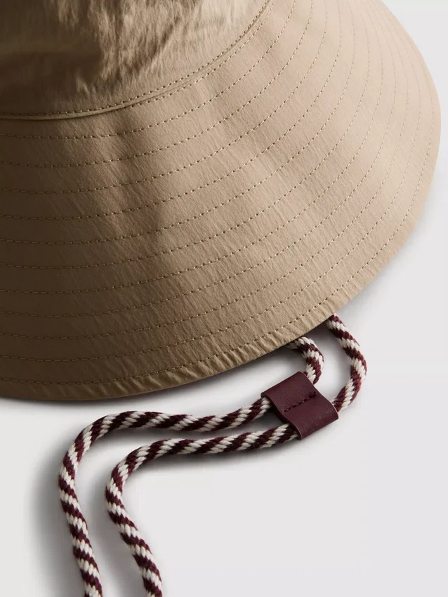 Buckethat med hagebånd