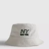 Buckethat med New York-logo