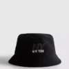 Buckethat med New York-logo