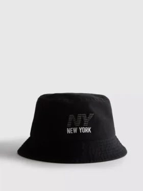 Buckethat med New York-logo