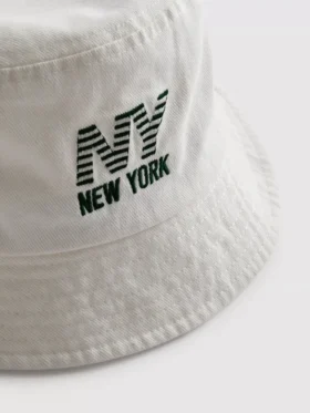 Buckethat med New York-logo