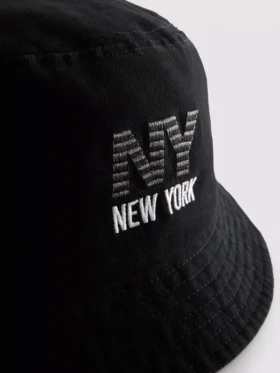 Buckethat med New York-logo