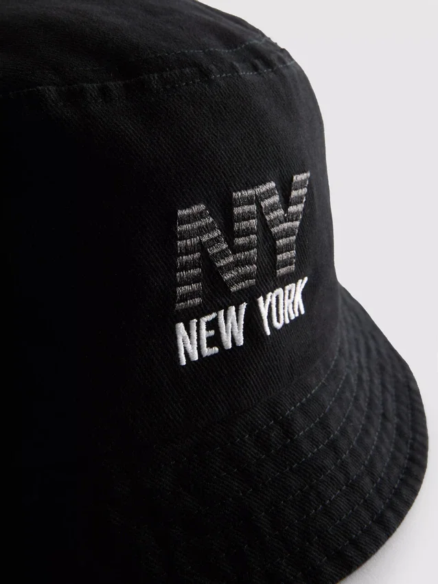 Buckethat med New York-logo