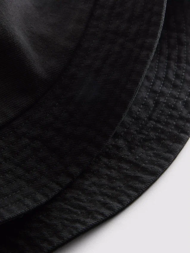 Buckethat med New York-logo