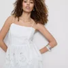 Cami-top i bomuld med broderet peplum-kant