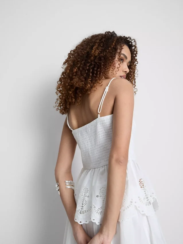 Cami-top i bomuld med broderet peplum-kant