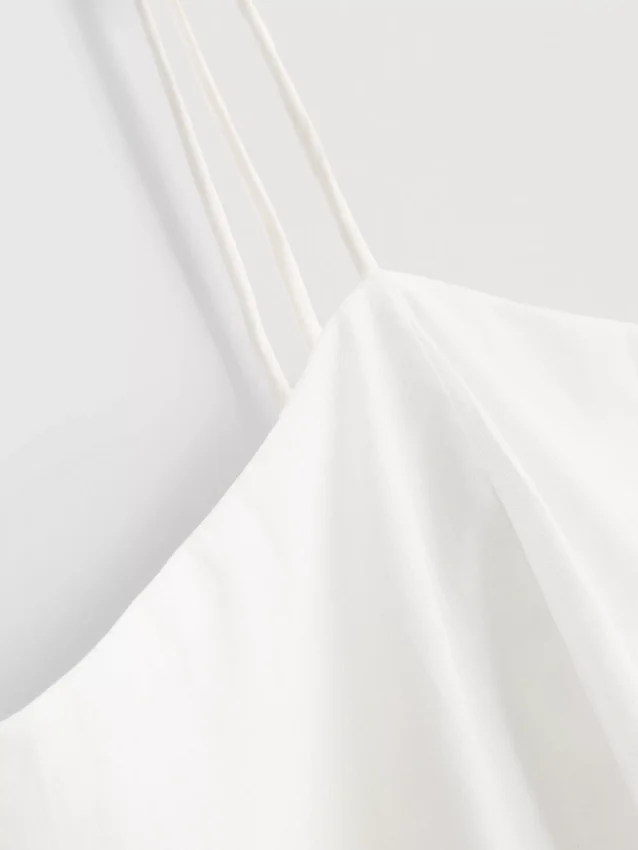 Cami-top i bomuld med broderet peplum-kant