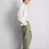 Chinos med mellemhøj talje og løs pasform