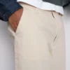 Chinos med mellemhøj talje og løs pasform