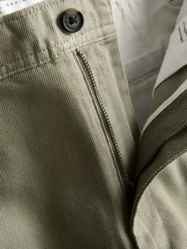 Chinos med mellemhøj talje og løs pasform